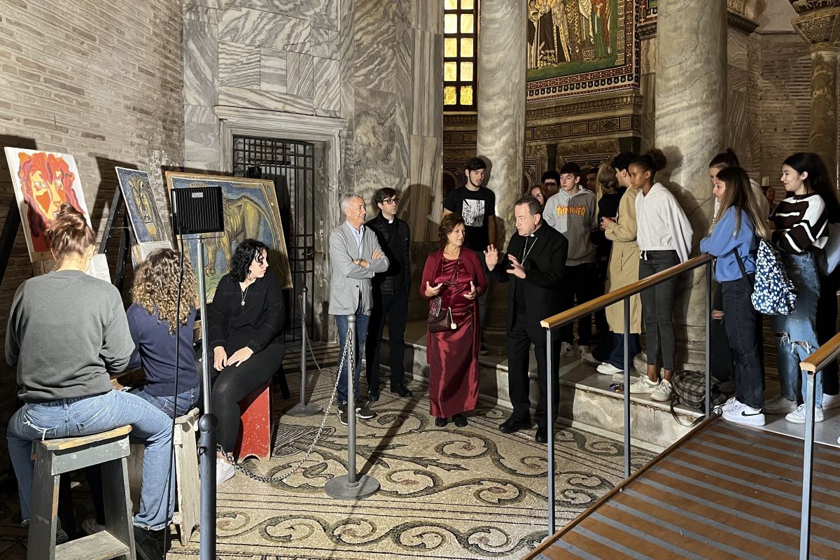 Gli studenti del liceo mentre realizzano i mosaici dentro la Basilica di San Vitale a Ravenna.