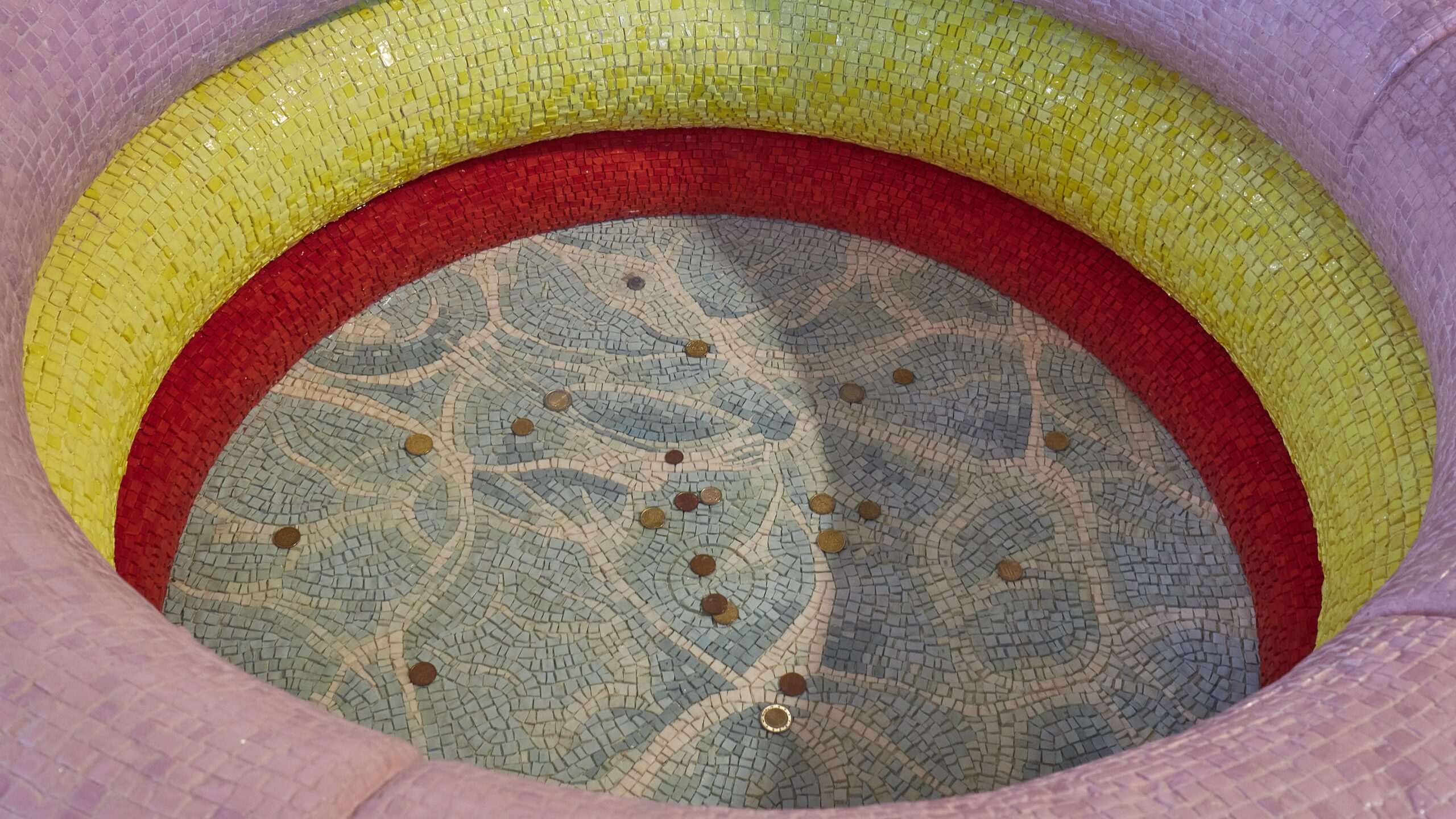 Dettaglio dell'opera a mosaico Teodorico, una piscina colorata in mosaico.