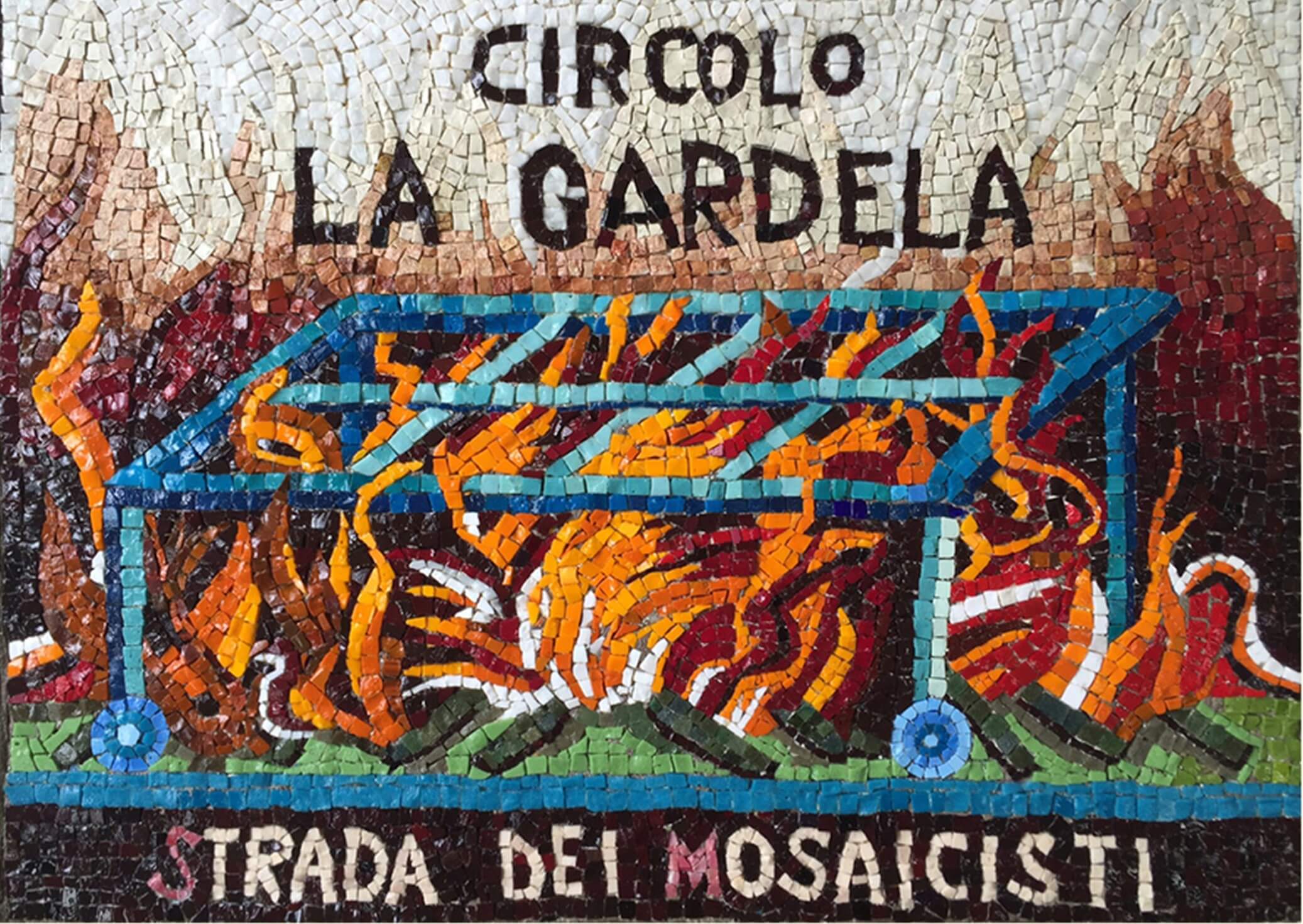 Mosaico che rappresenta una graticola sul fuoco