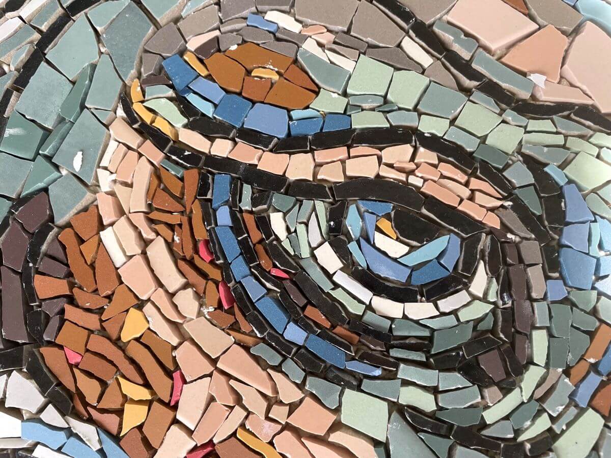 Foto di un occhio, dettaglio del mosaico Gironi Danteschi.