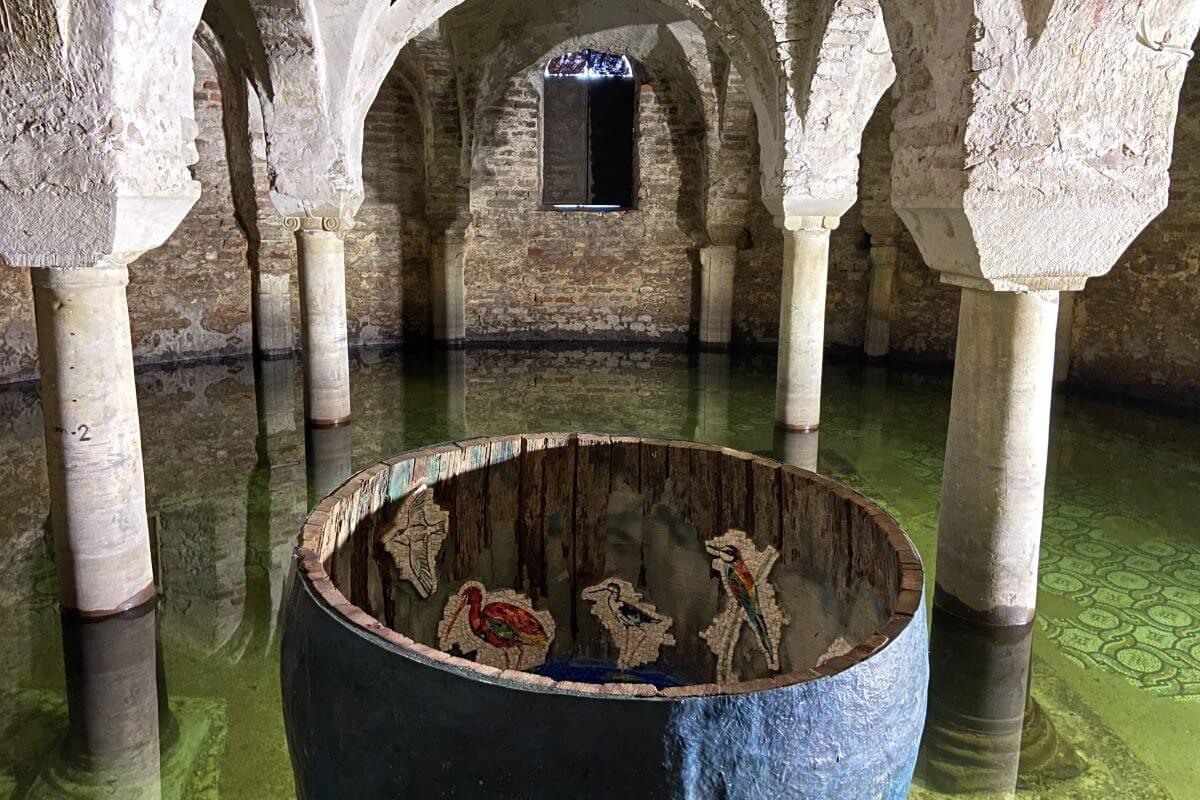 Foto dell'opera di Rebecca Sforzani nella cripta della chiesa di San Francesco.