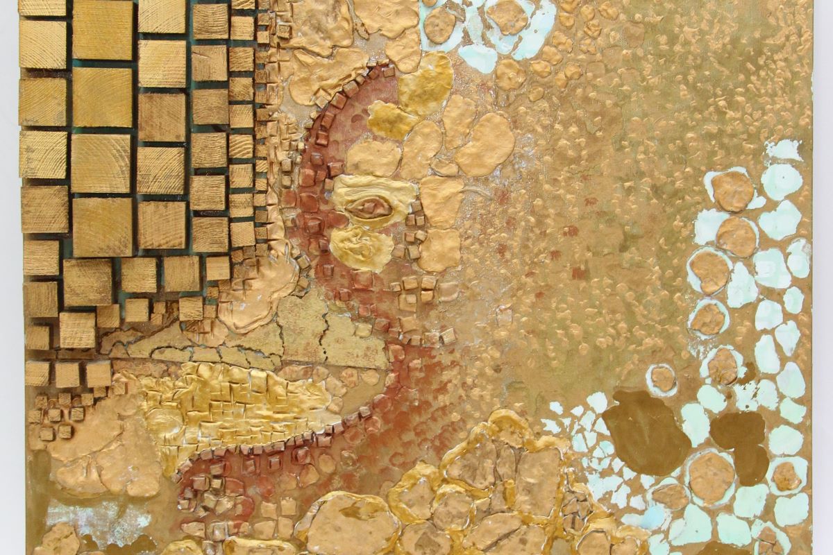 Foto del dettaglio di uno dei mosaici in mostra.