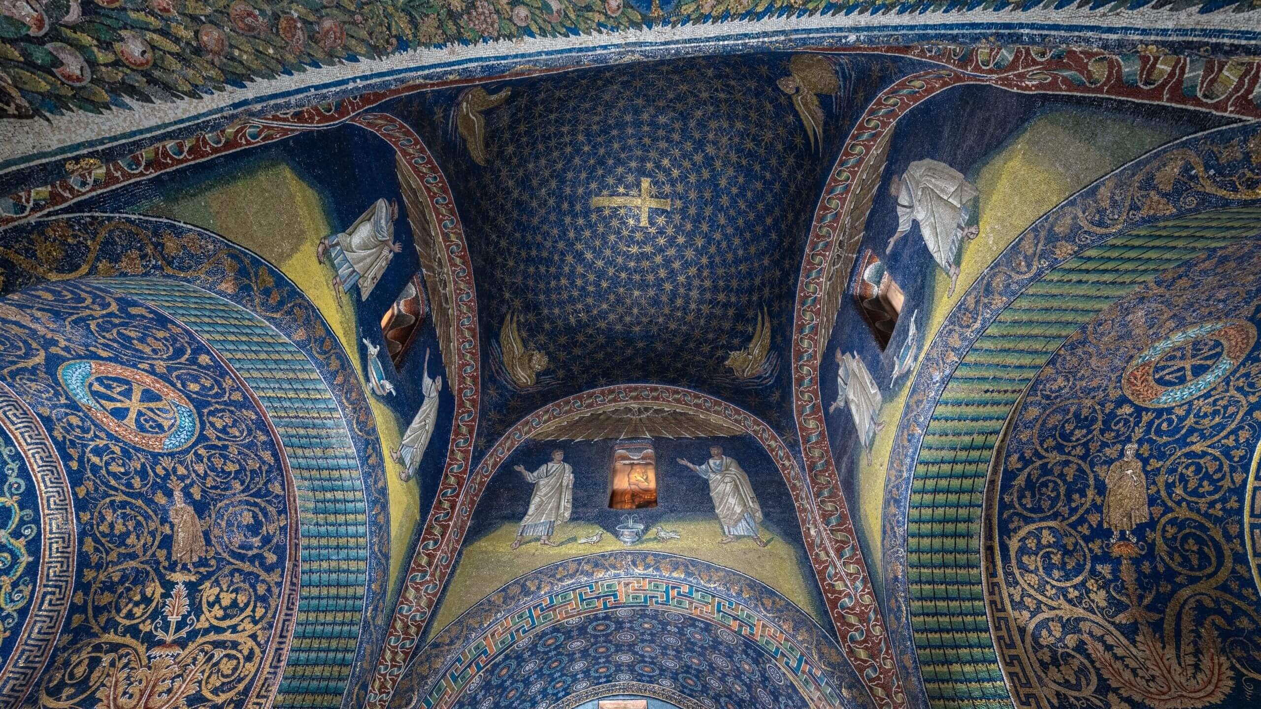 Foto dei mosaici che ricoprono l'interno del Mausoleo di Galla Placidia.