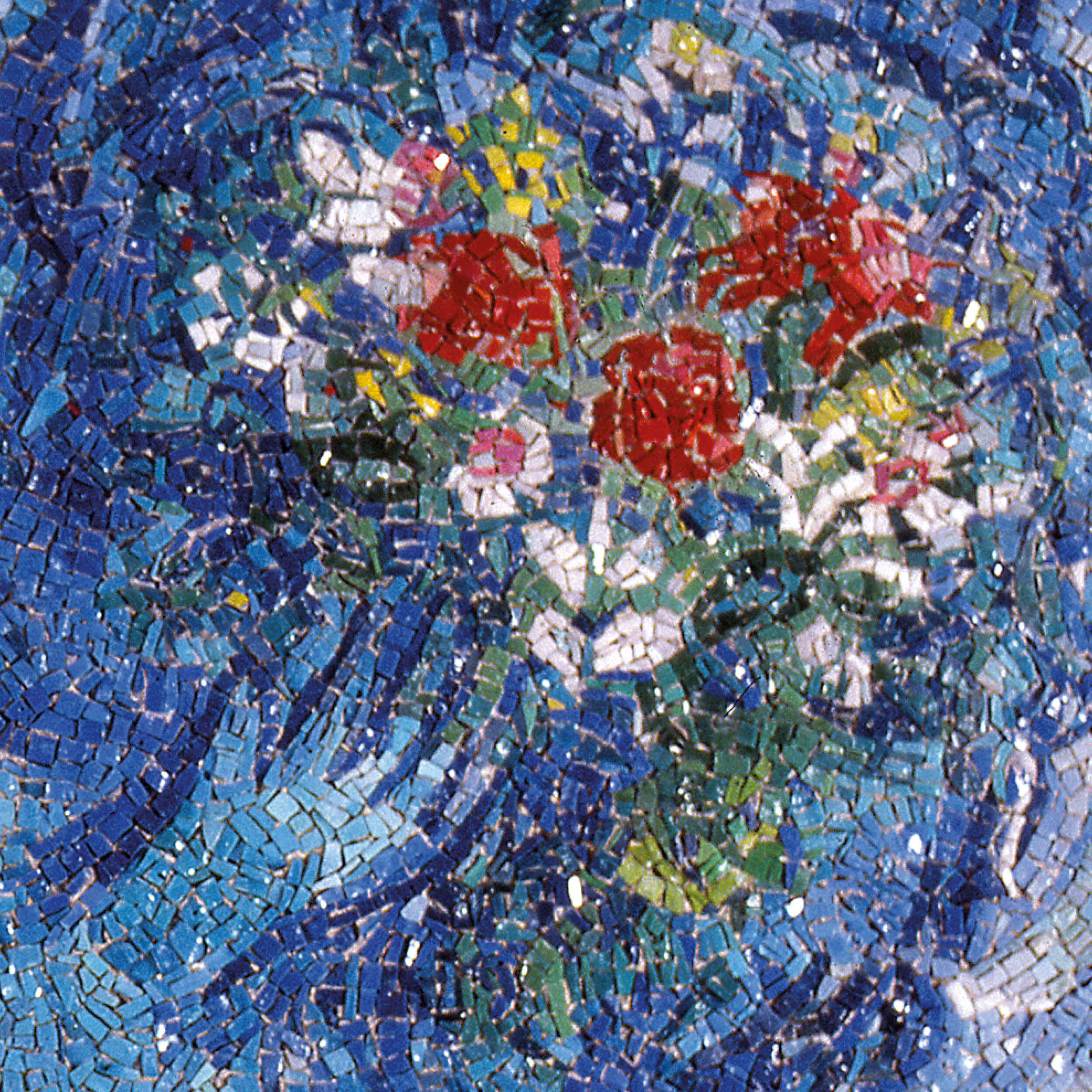 Dettaglio dell'Opera di Chagall a mosaico con una mano e un mazzo di fiori colorati