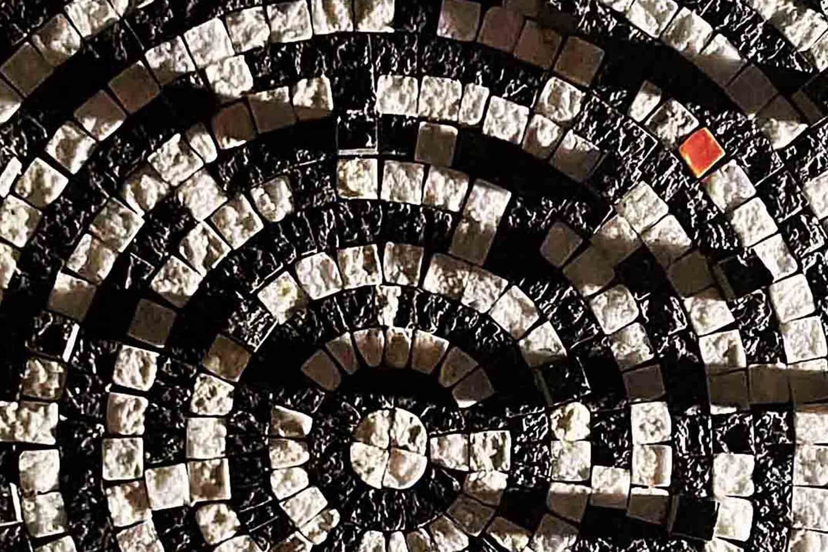 Immagine di un mosaico bianco e nero.