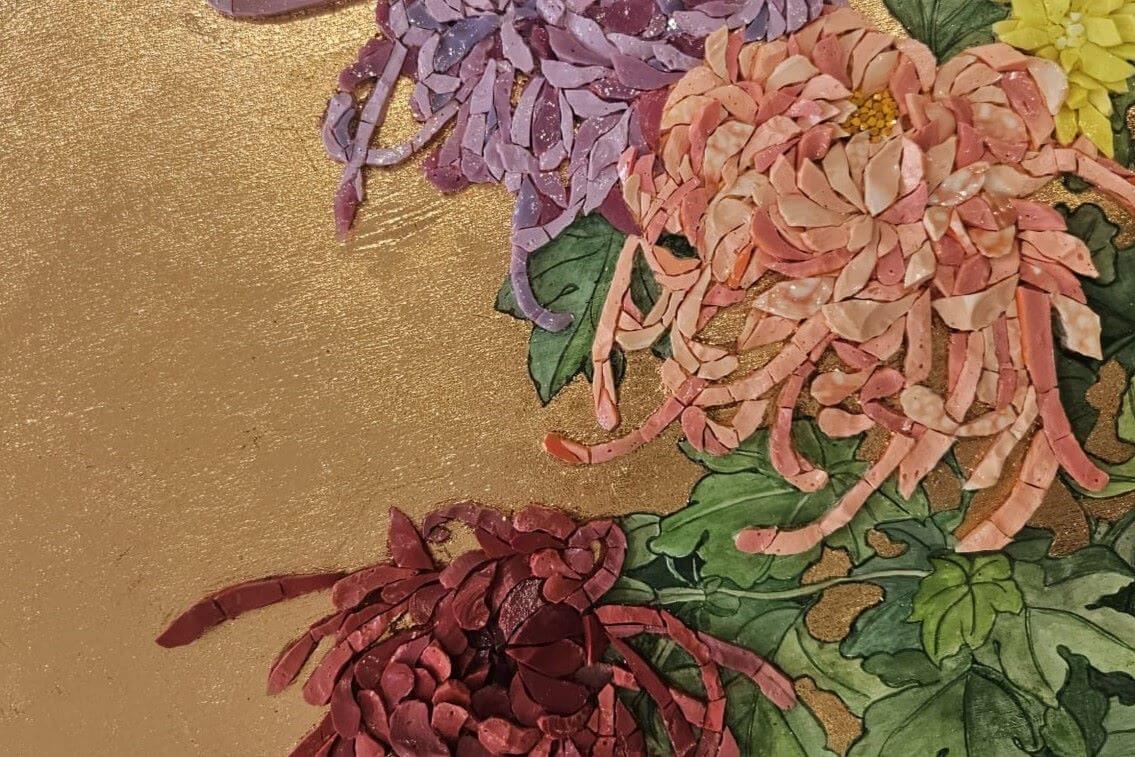 Foto di un dettaglio di un mosaico di fiori con lo sfondo dipinto d'oro