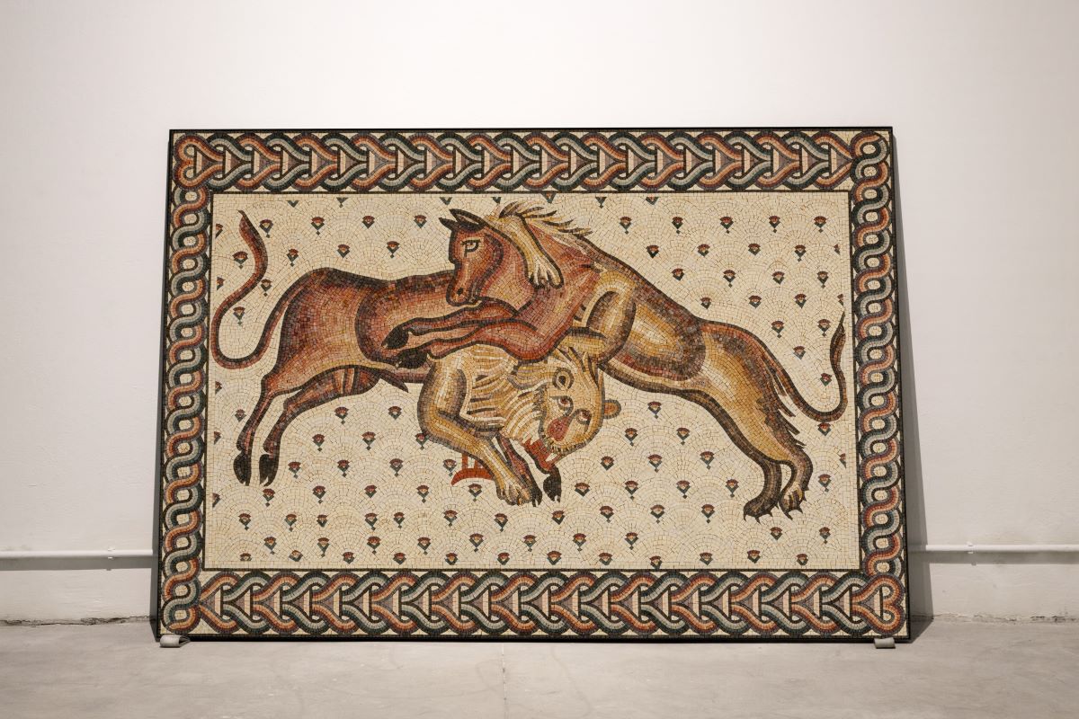 Opera a mosaico di Omar Mismar che rappresenta una lotta tra due animali.