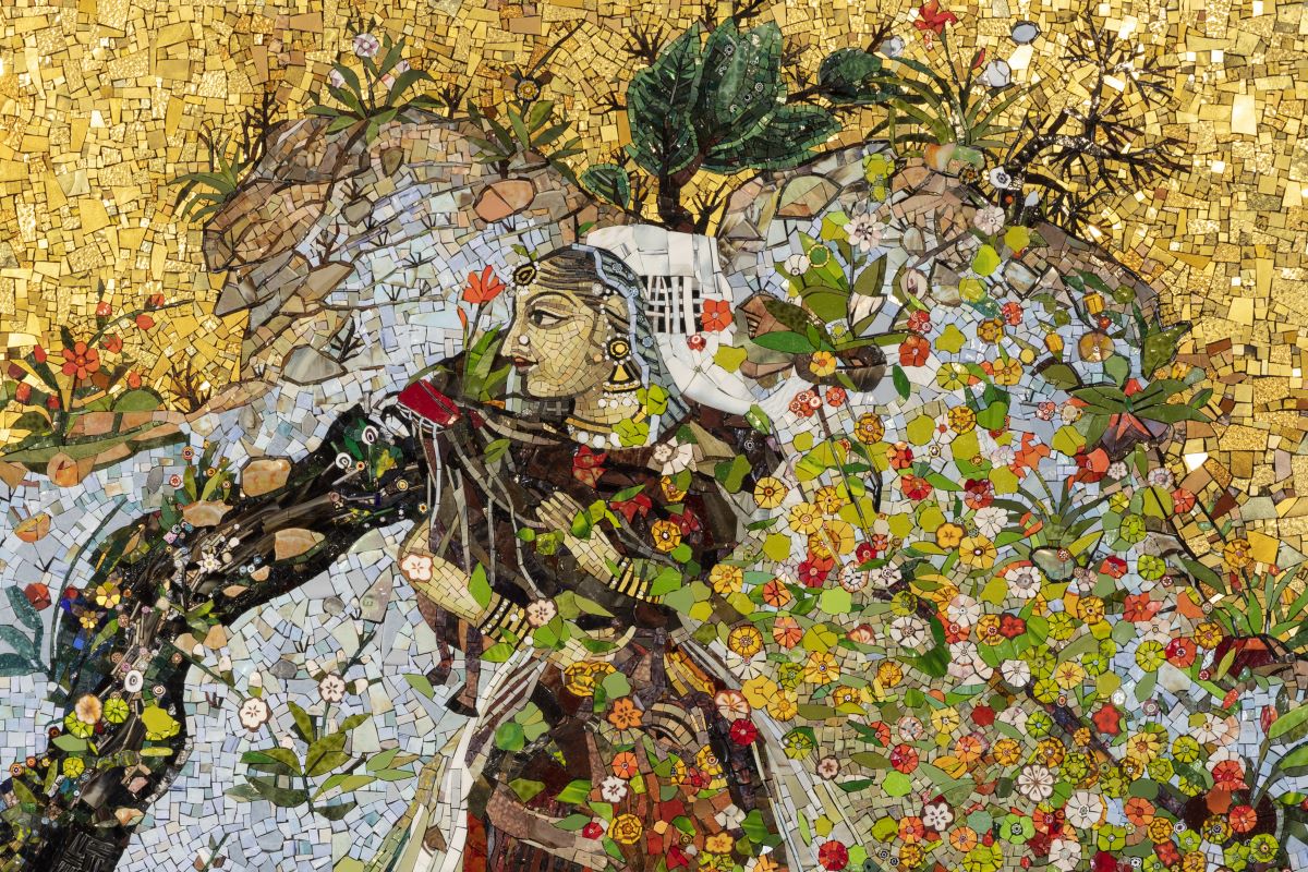 Foto di un dettaglio di un'opera di Sikander con una donna orientale in un paesaggio roccioso con fiori