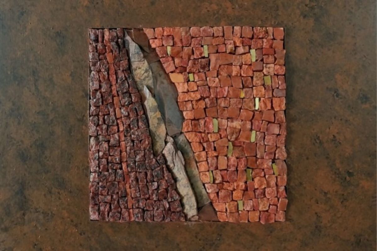 Foto di un mosaico di Henry-Noel Aubry con tessere di varie gradazioni di rosso.