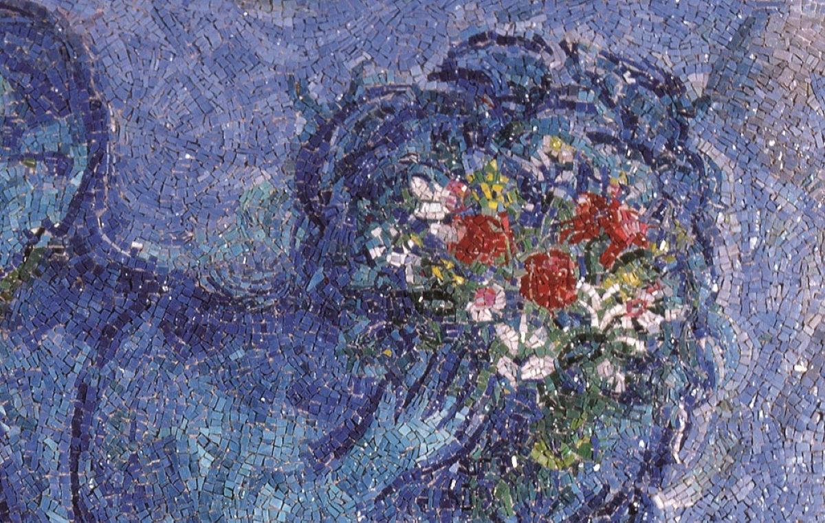 Dettaglio dell'Opera di Chagall a mosaico con una mano e un mazzo di fiori colorati