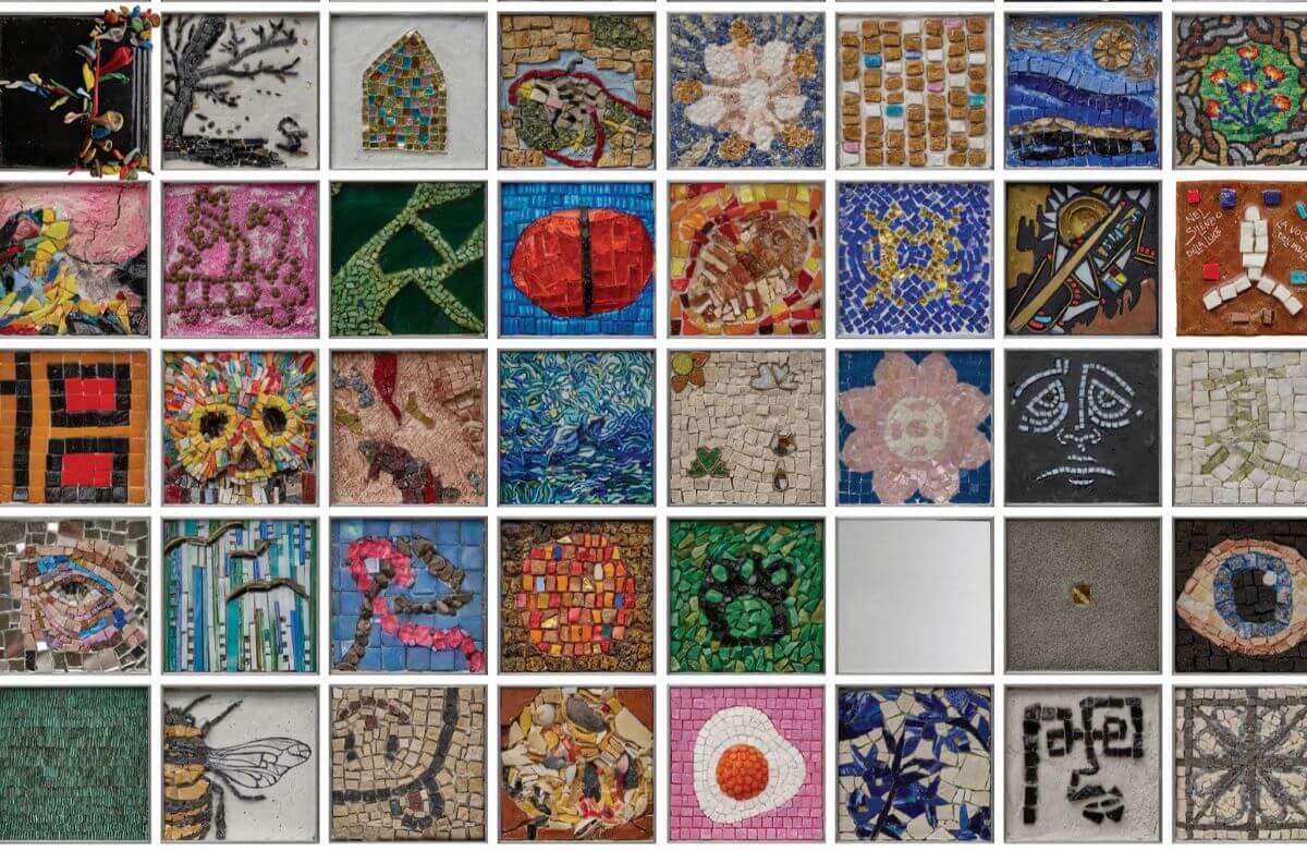 Foto di mosaici all'interno di cornici quadrate.