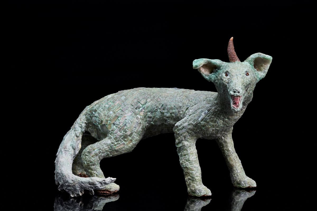 Foto di una scultura a mosaico che rappresenta un fennec con un corno sulla testa