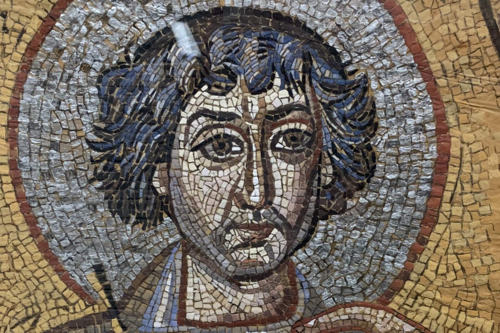 Dettaglio del cartone dipinto con il busto di San Vitale.