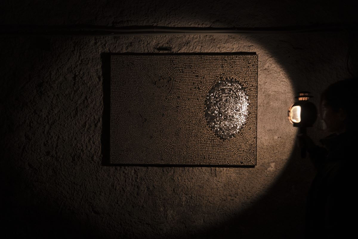 Foto di un'opera di Miteran illuminata da una torcia