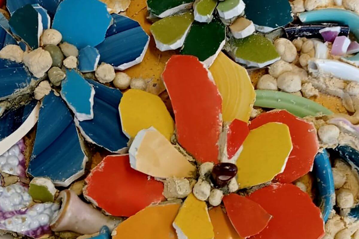 Dettaglio di due fiori in trencadìs.