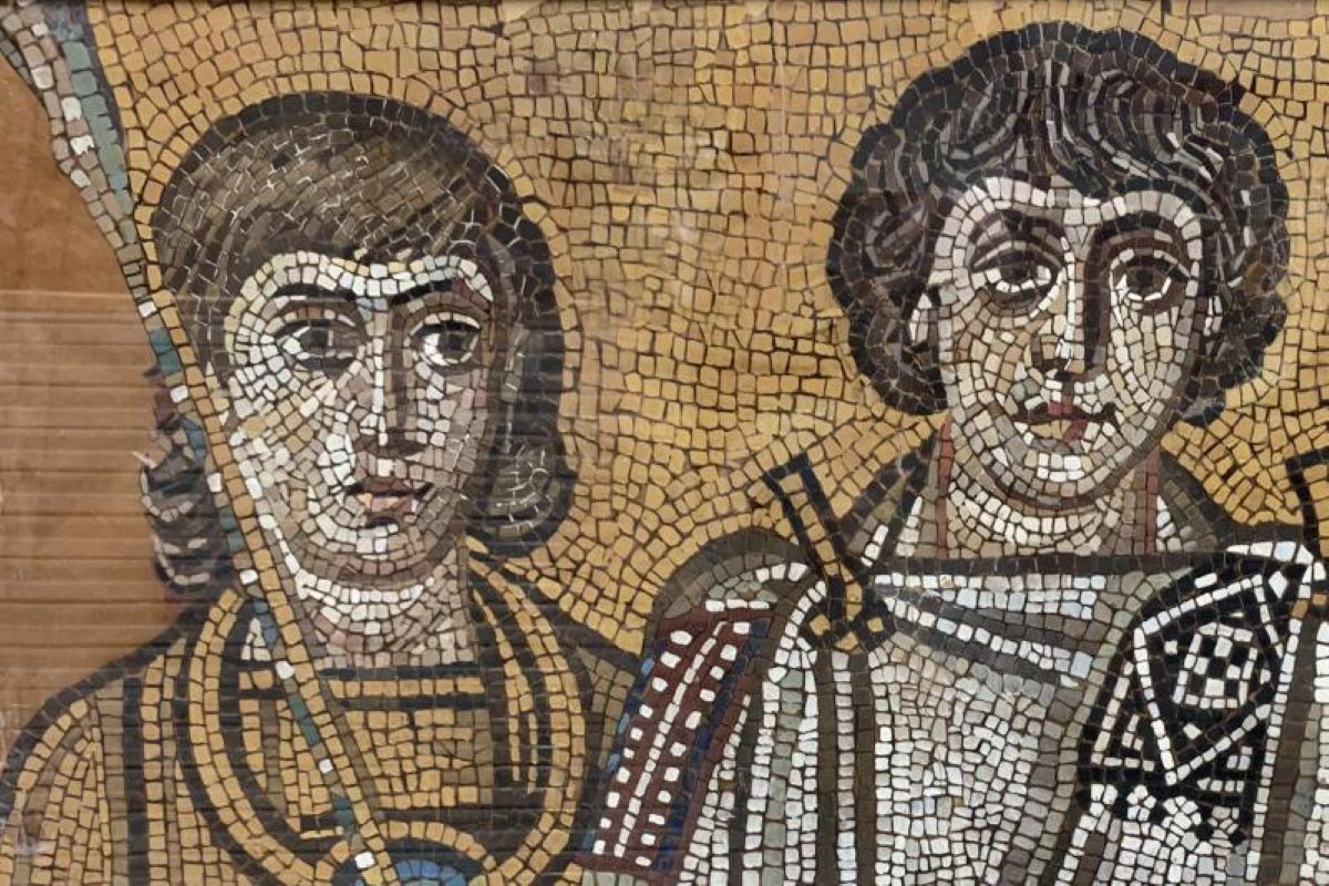 Foto di un cartone con due personaggi della corte di Giustiniano in San Vitale