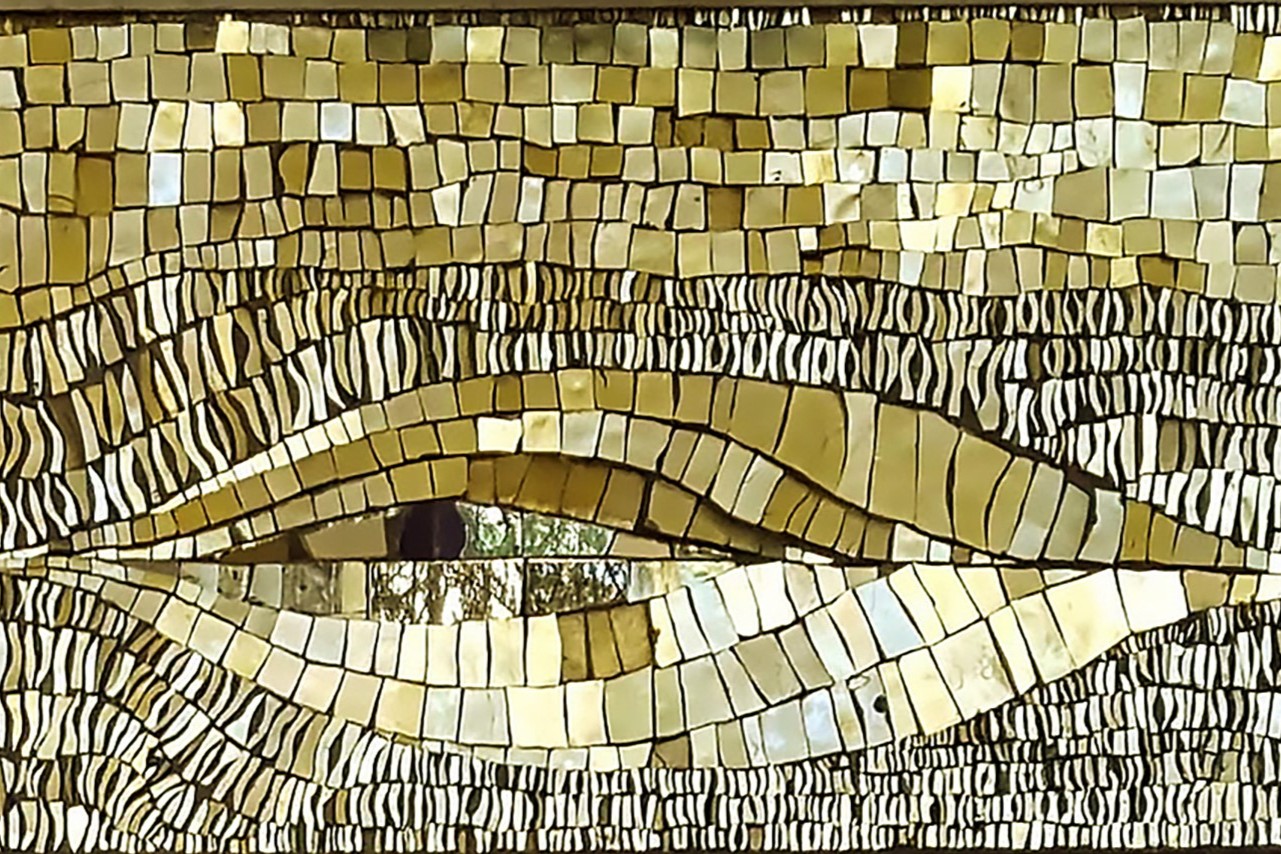 Dettaglio di un'opera di Brunetti in tessere d'oro.