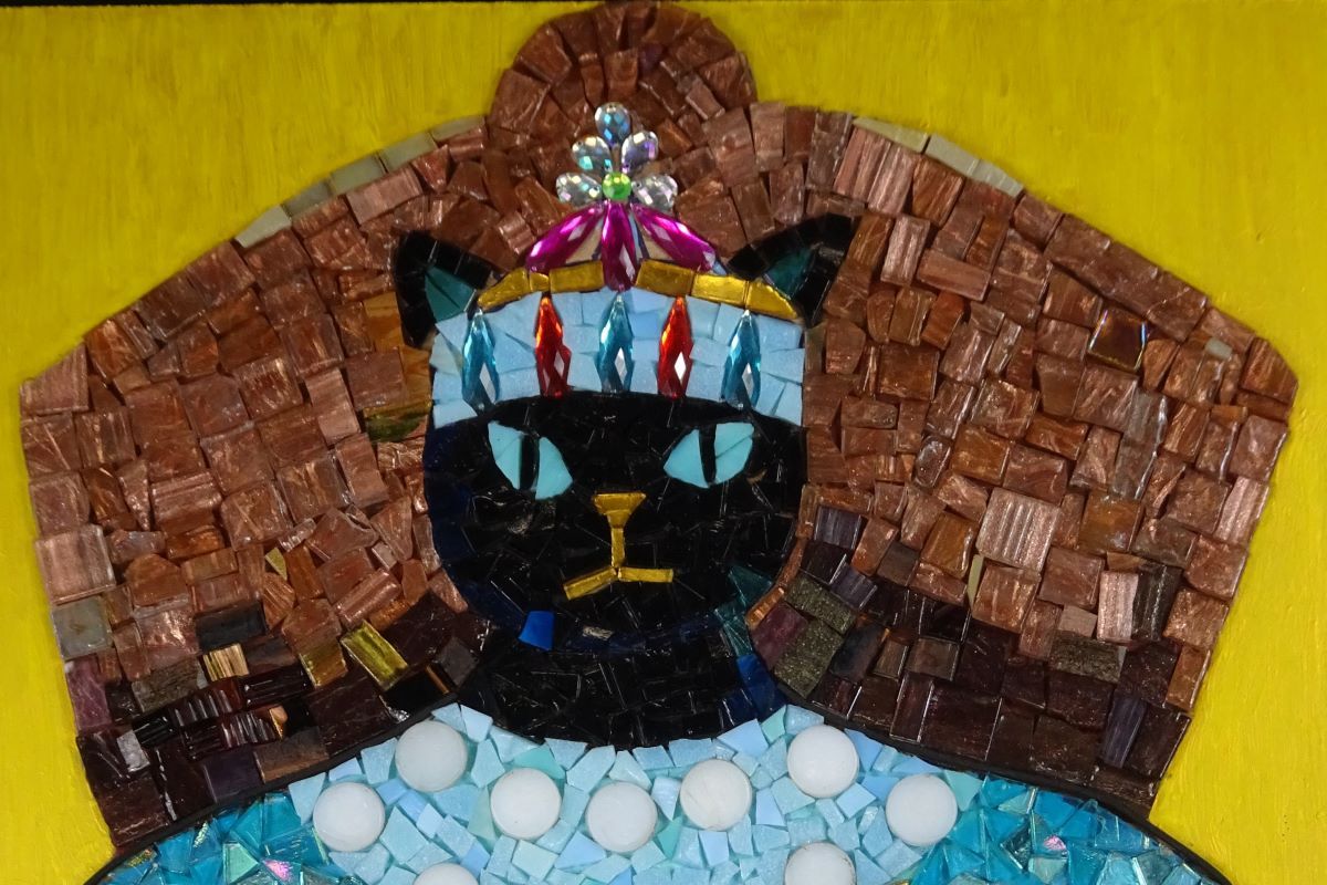 Dettaglio del mosaico con un gatto nero in trono.