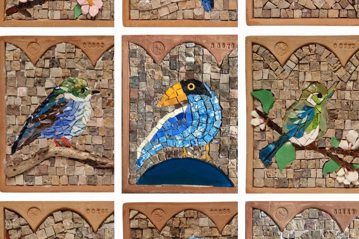 Foto di mosaici con uccelli colorati.