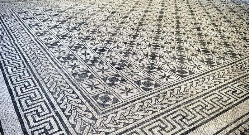 Foto di un pavimento a mosaico con decorazioni geometriche in bianco e nero