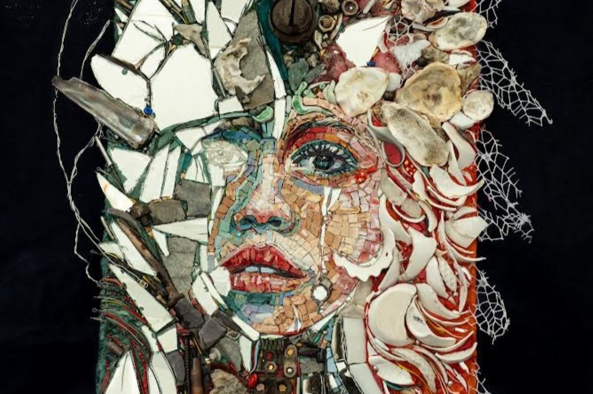 Foto di un volto a mosaico con i capelli di conchiglie.