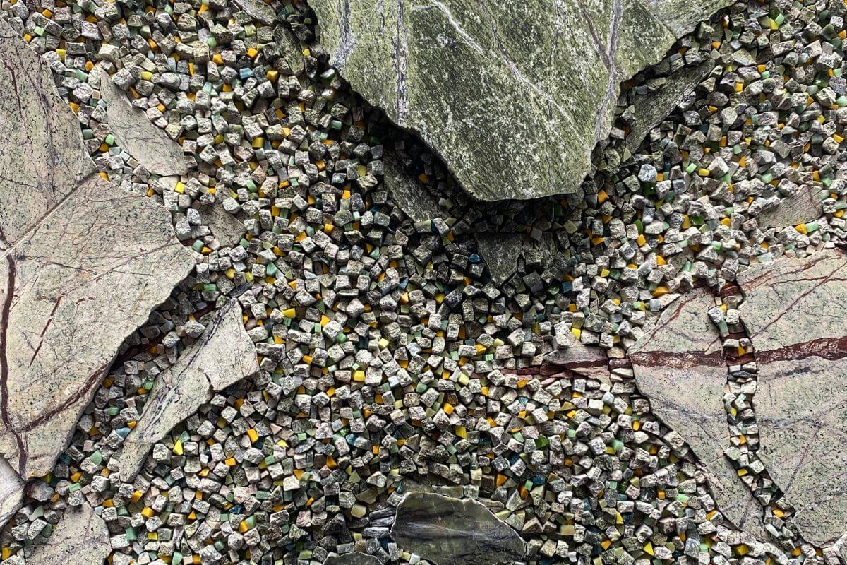 Foto di un pietre con all'interno piccole tessere di mosaico.