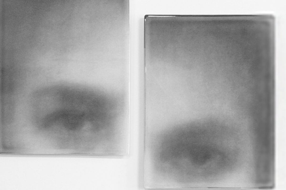 Foto di due occhi in due diverse fotografie.