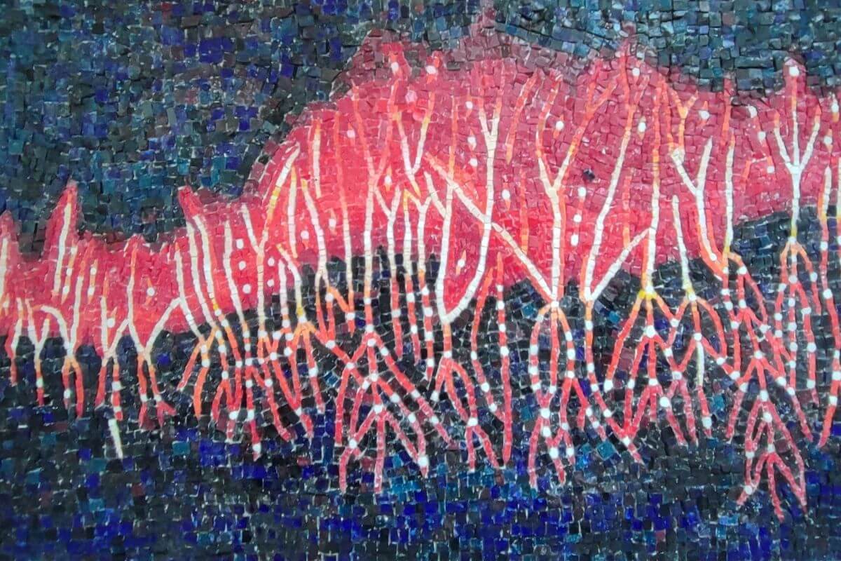 Foto di un mosaico intessere rosse e blu.