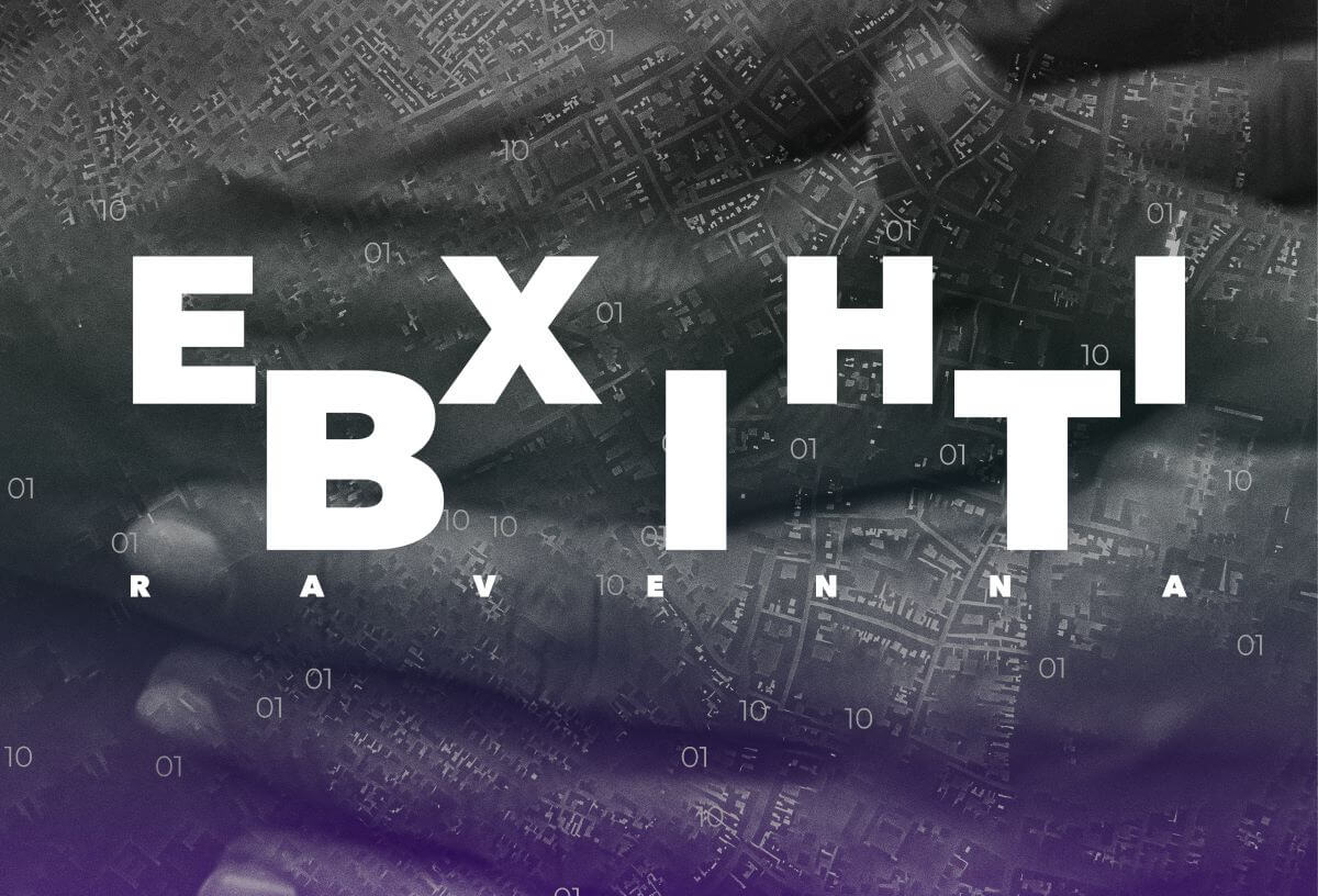 Scritta Exhibit in bianco sopra una immagine in bianco e nero di due mani