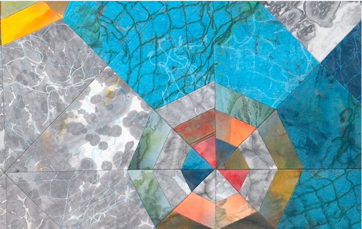 Dettaglio di un'opera dell'artista con scampoli di stoffa colorata