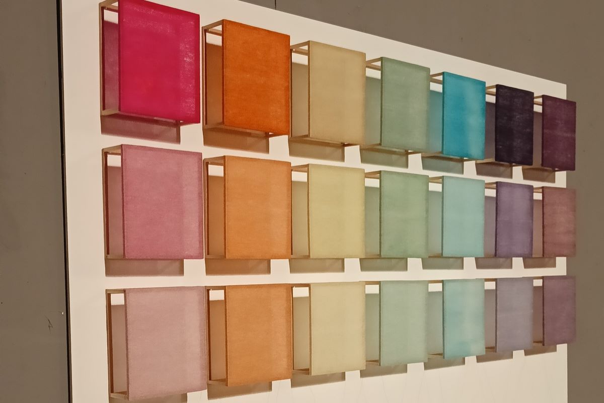 Foto di un quadro creato con tanti fogli acchiappacolore di diverse gradazioni