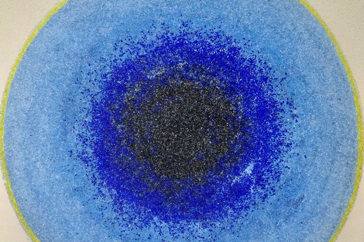 Foto di un mosaico di forma circolare dai contorni blu e il centro nero
