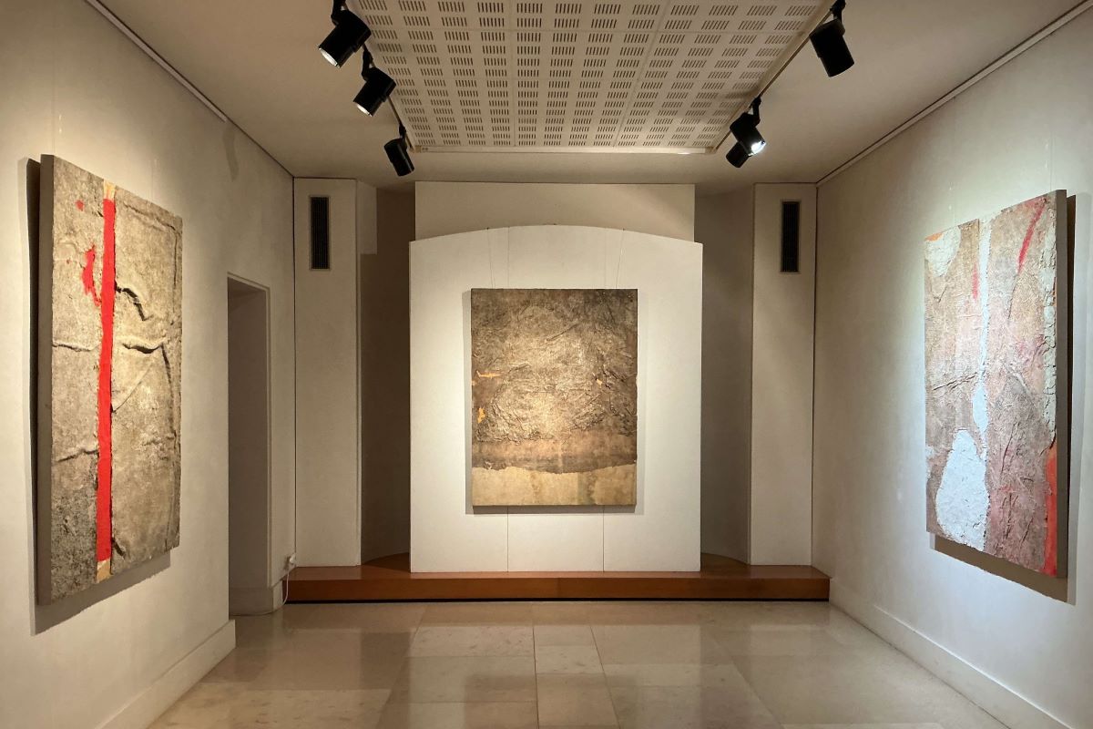 Sala di un museo con tre mosaici