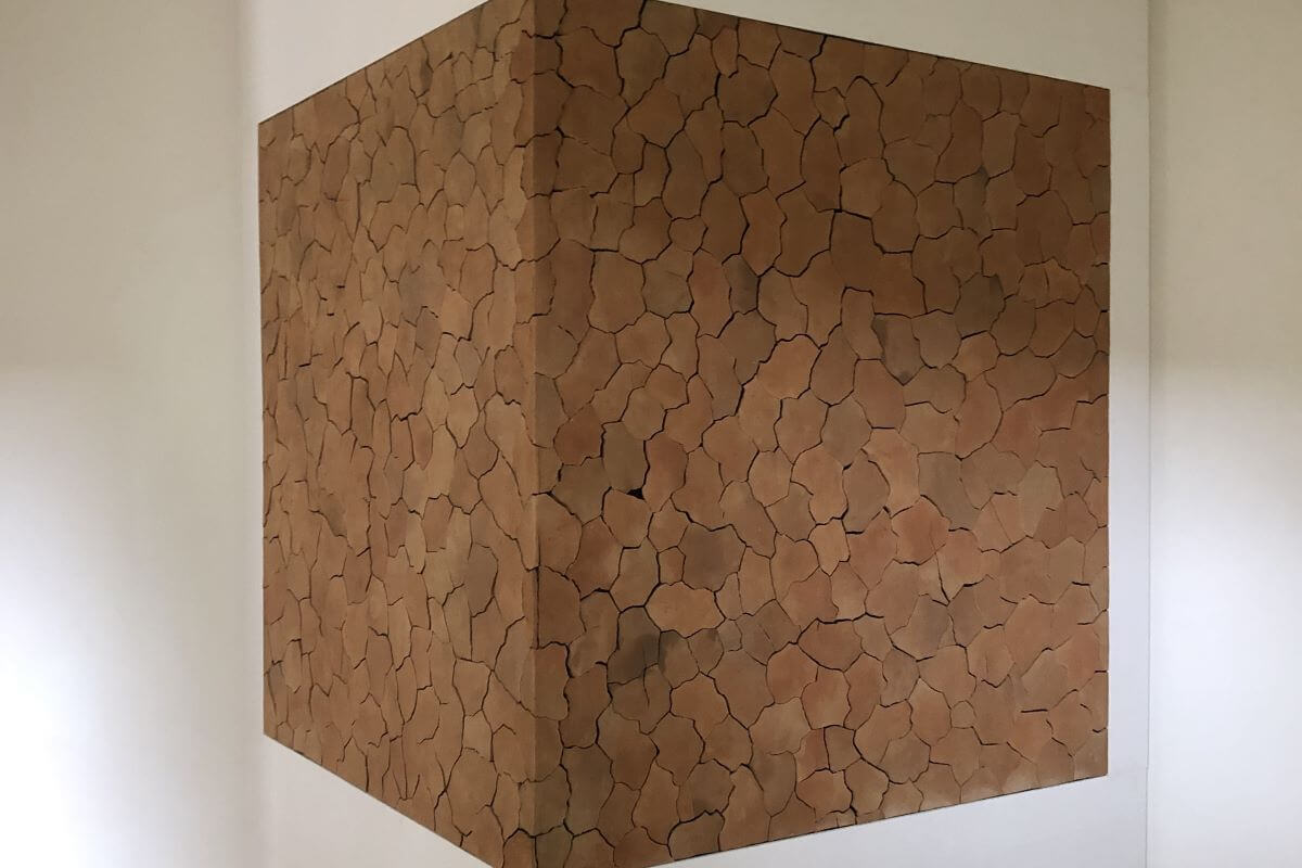 Foto di un'opera costituita da un assemblaggio di terracotta