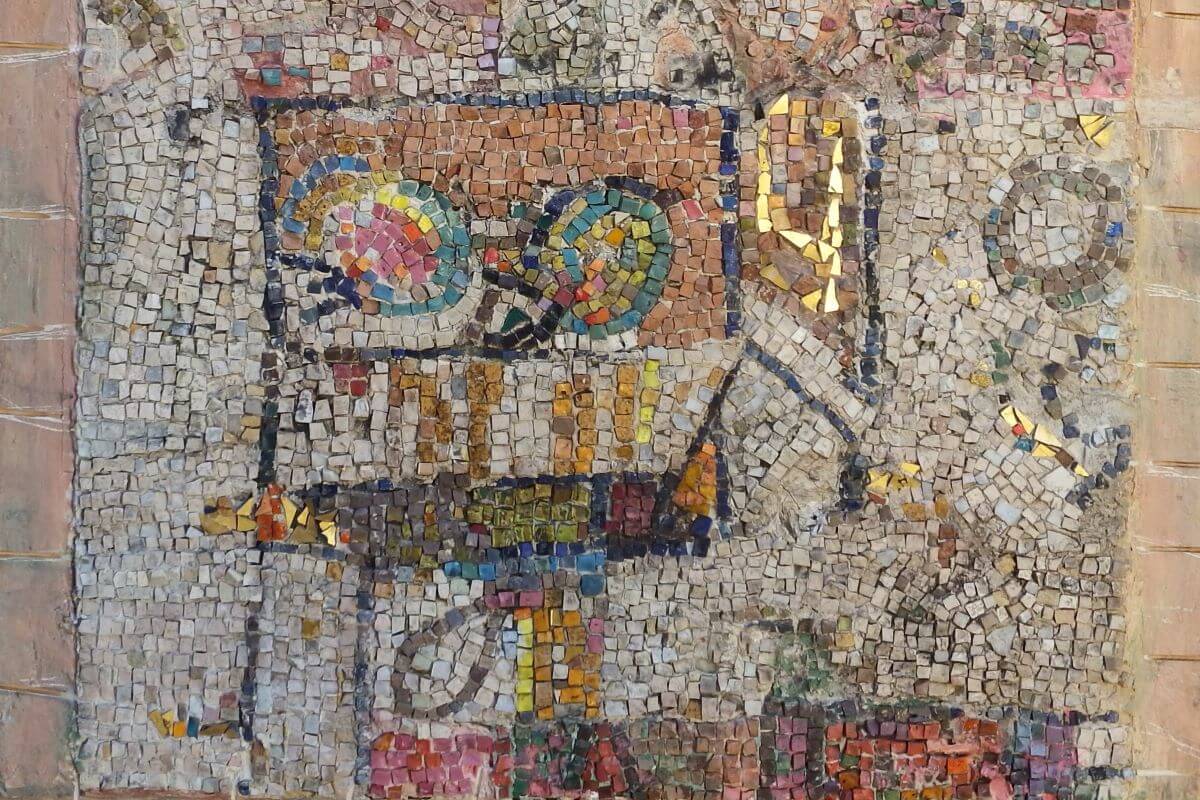 Foto di un mosaico astratto di Cicognani