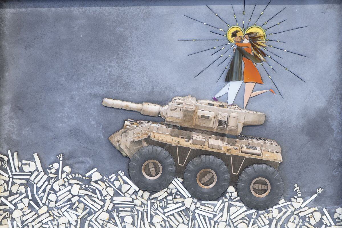 Foto di un mosaico con un carro armato e una coppia che si bacia