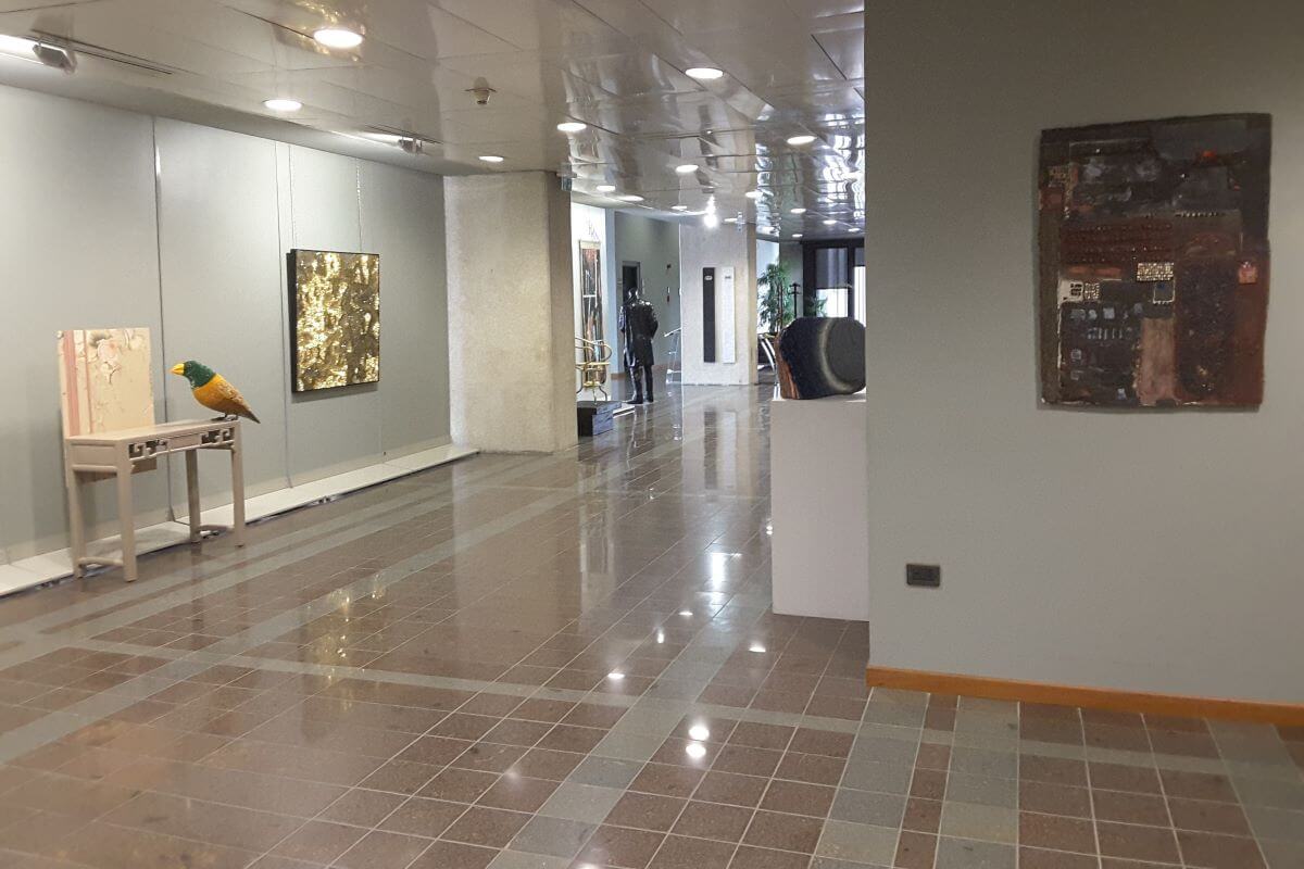 Foto di una stanza con mosaici alle pareti.