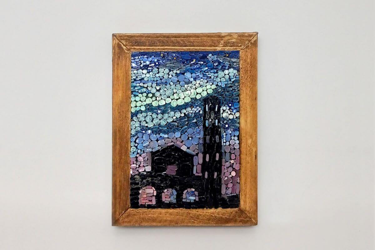 Foto di un piccolo quadro in micromosaico che rappresenta la Baslica di Sant'Apolinare Nuovo.