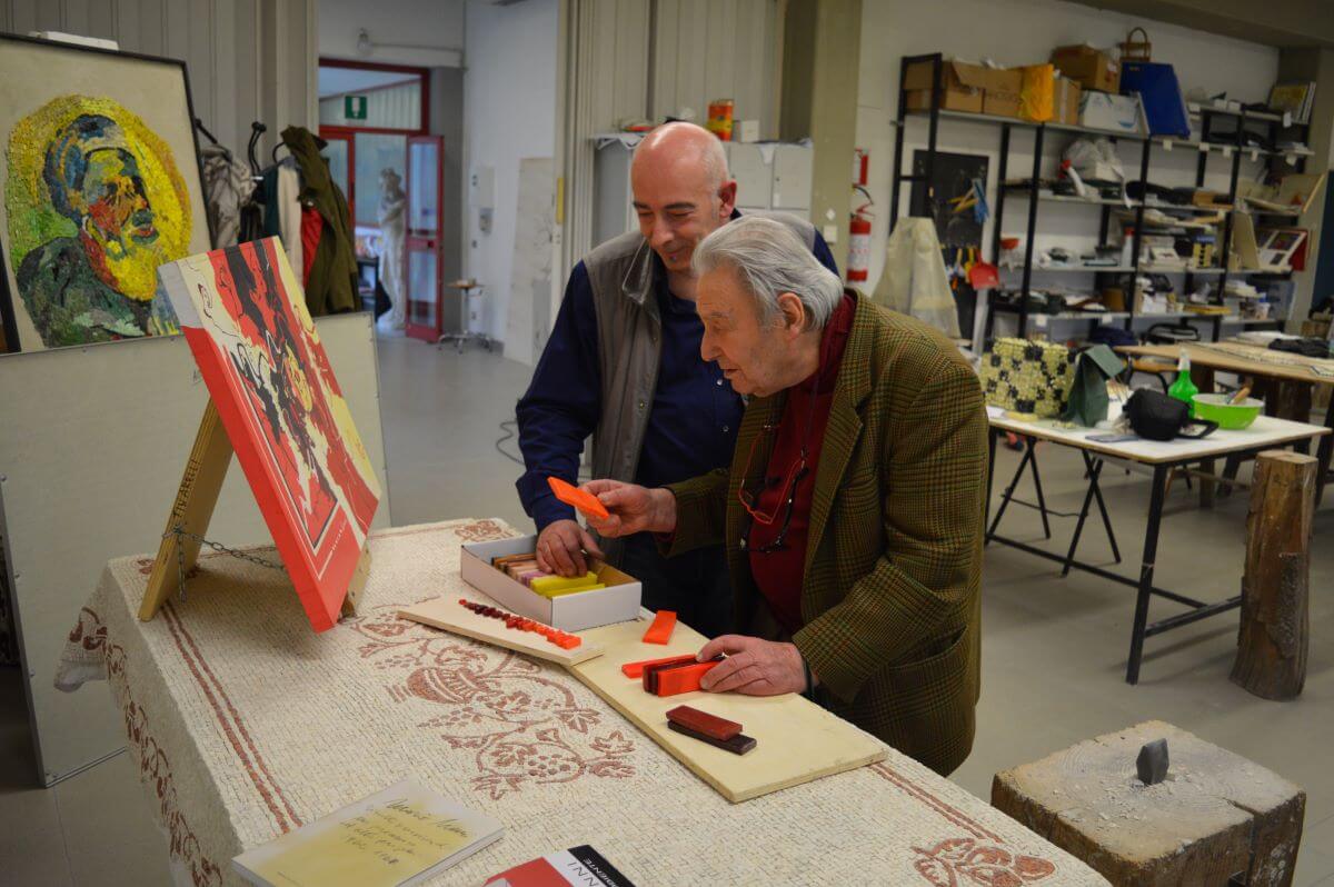 Foto di un aula dell'Accademia in cui due uomini scelgono le tessere.