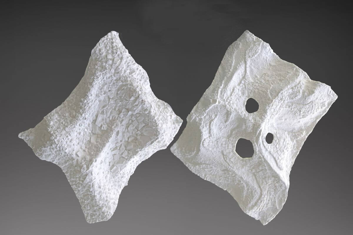 Due sculture a mosaico con tessere bianche