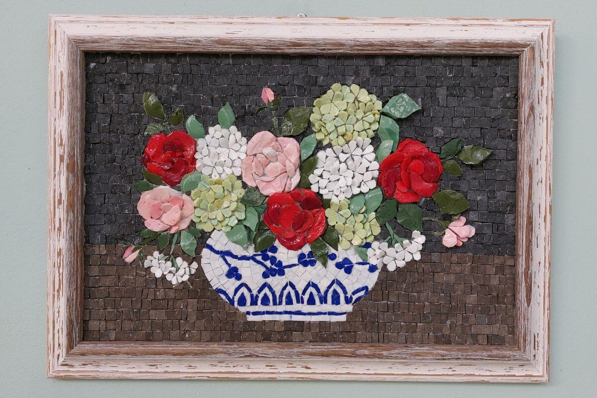 Foto di un mosaico che rappresenta un vaso di ortensie e rose