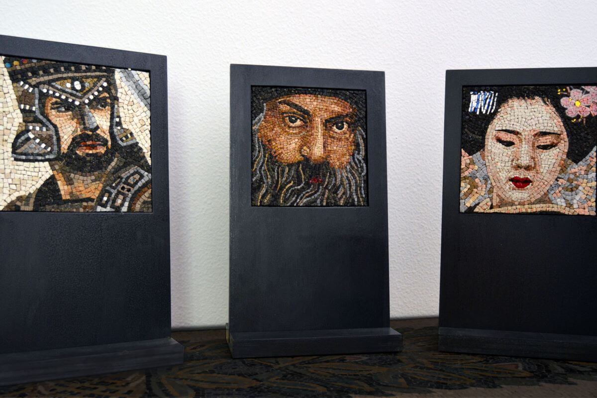 Immagini di tre pannelli a mosaico coi visi di un guerriero, Osho e una geisha giapponese.