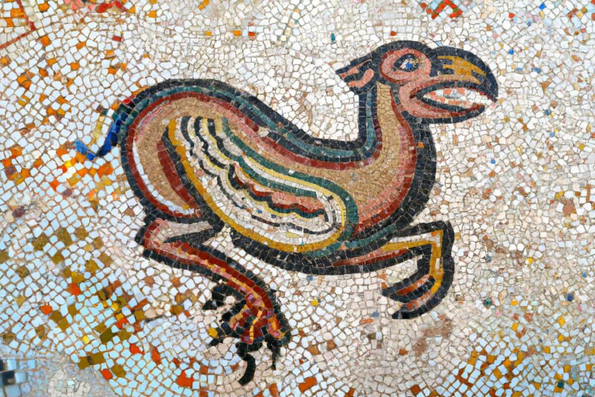 Immagine generata con AI di un mosaico che rappresenta un animale di fantasia.