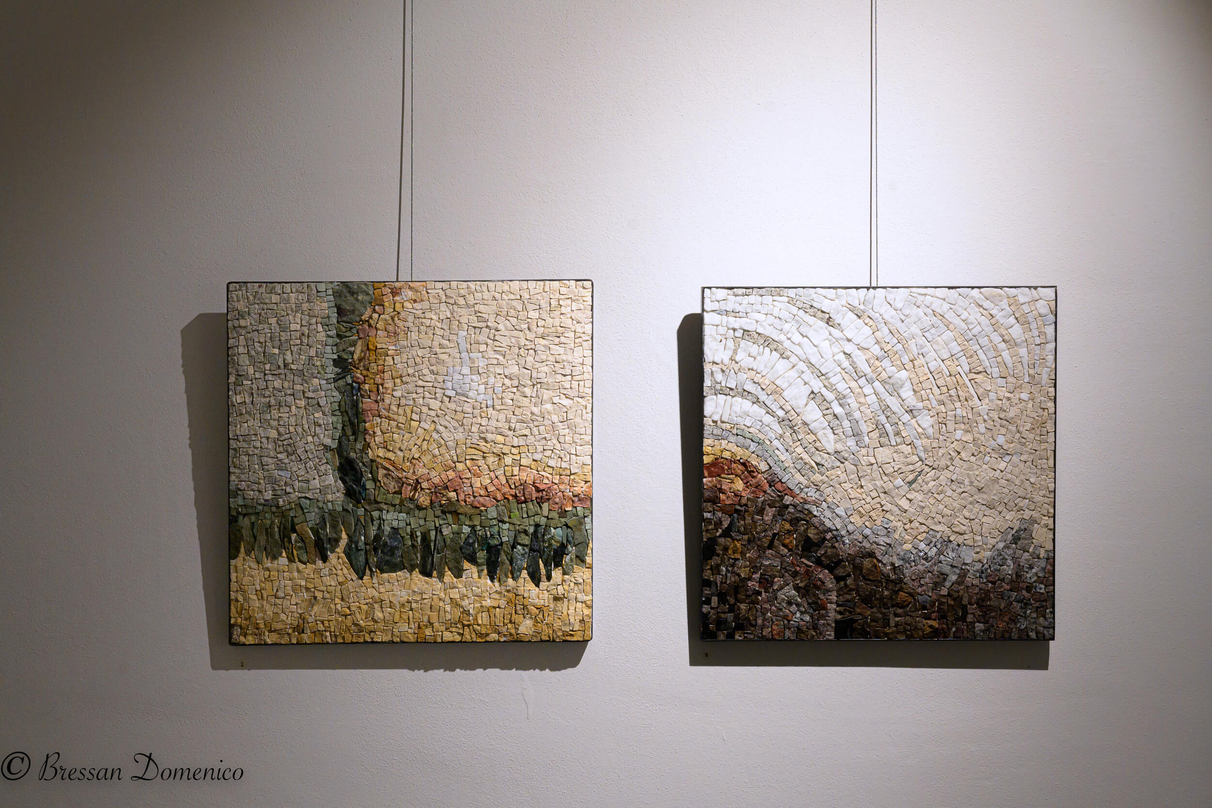 Foto di due opere di Giovanna Galli a mosaico di forma quadrata.