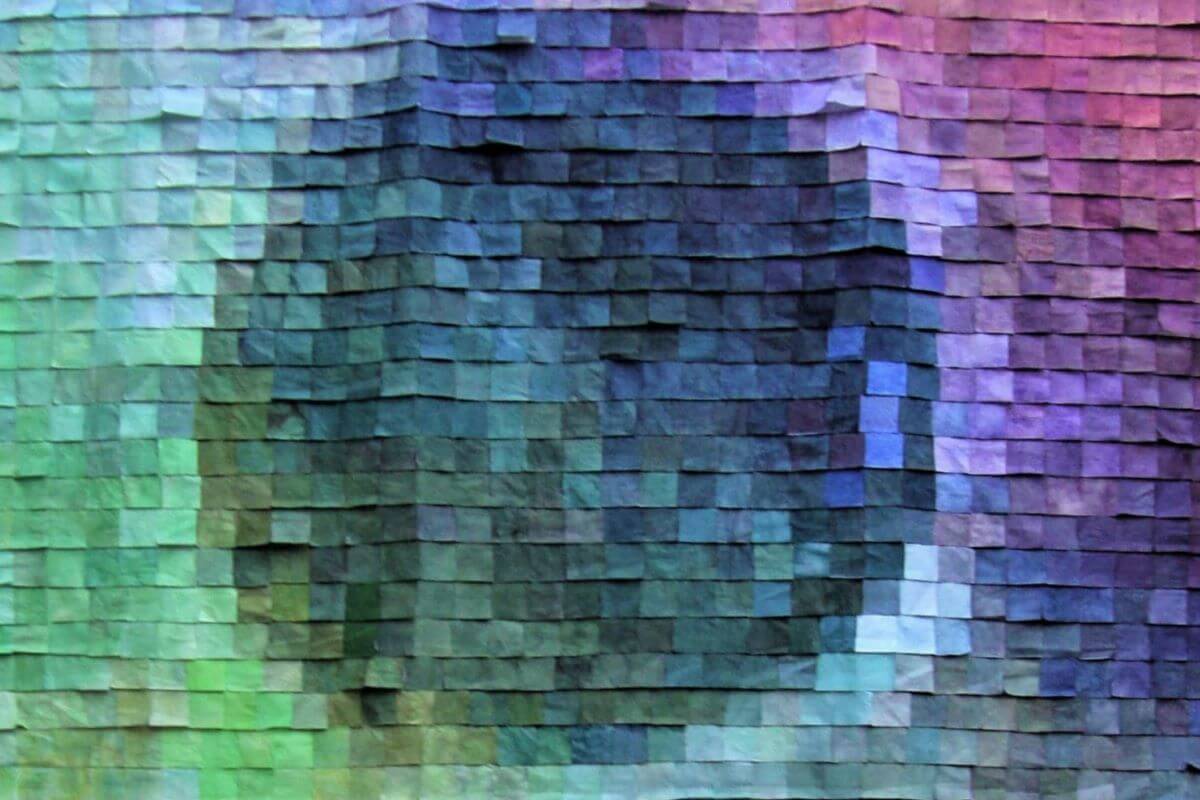 Foto dell'immagine di una lavatrice creata con tanti foglietti colorati salvacolore