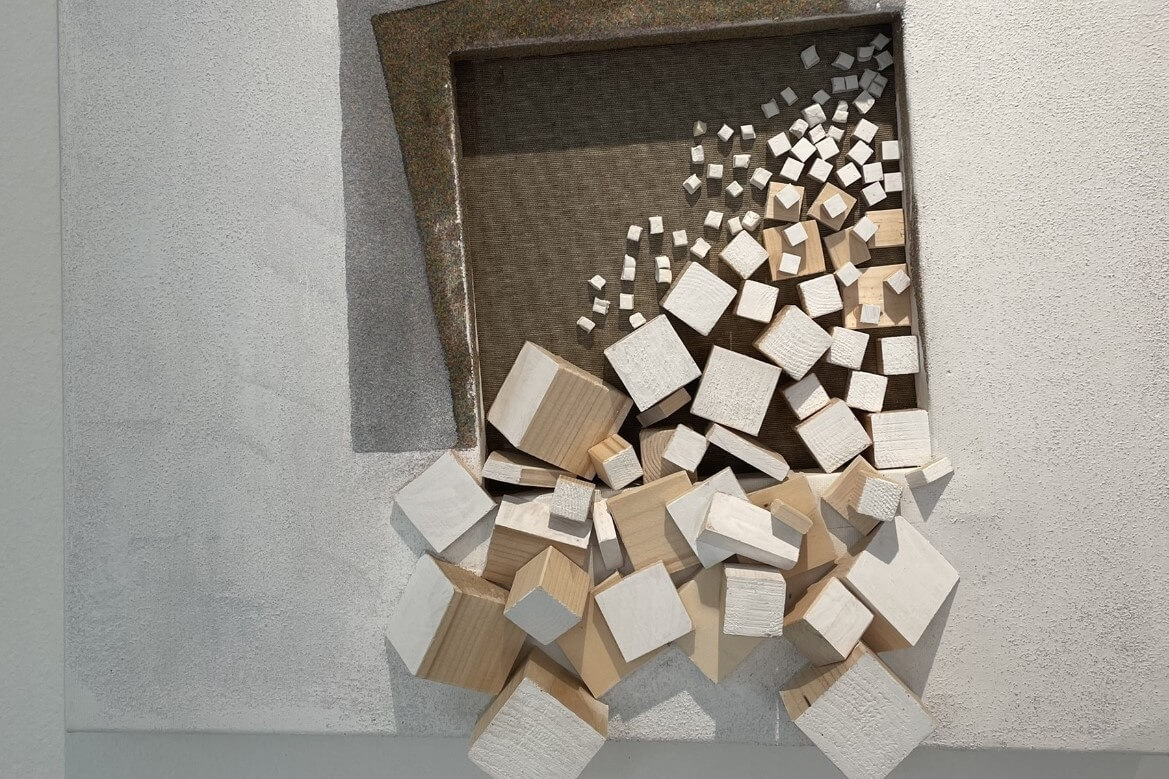 Foto di un'quadrato a mosaico da cui escono altri piccoli quadrati