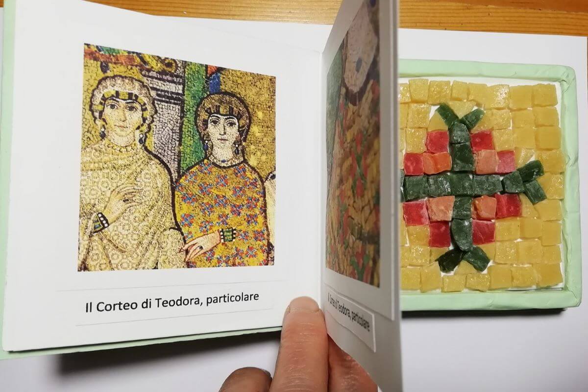 Foto di un libro con foto di un mosaico e un mosaico realizzato in tessere di zucchero