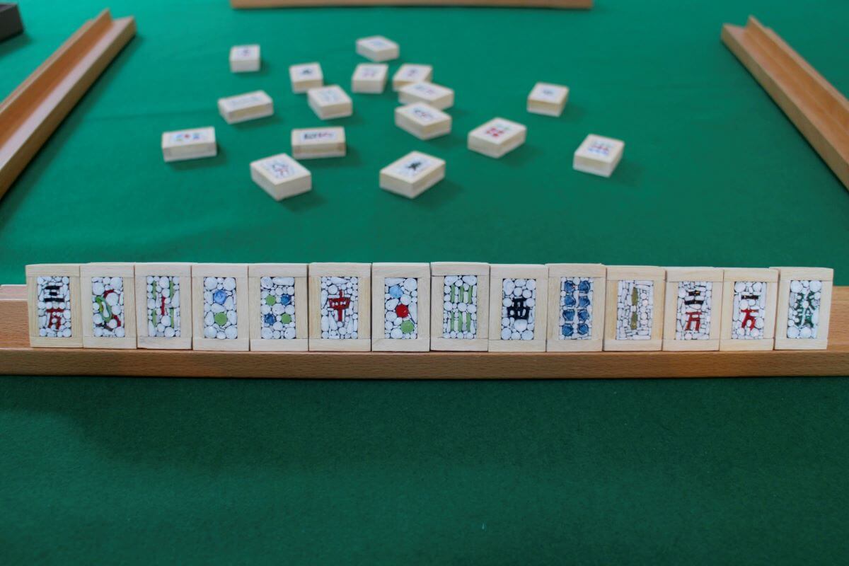 Foto di tessere di Mah Jong realizzate in micromosaico sulla stecca