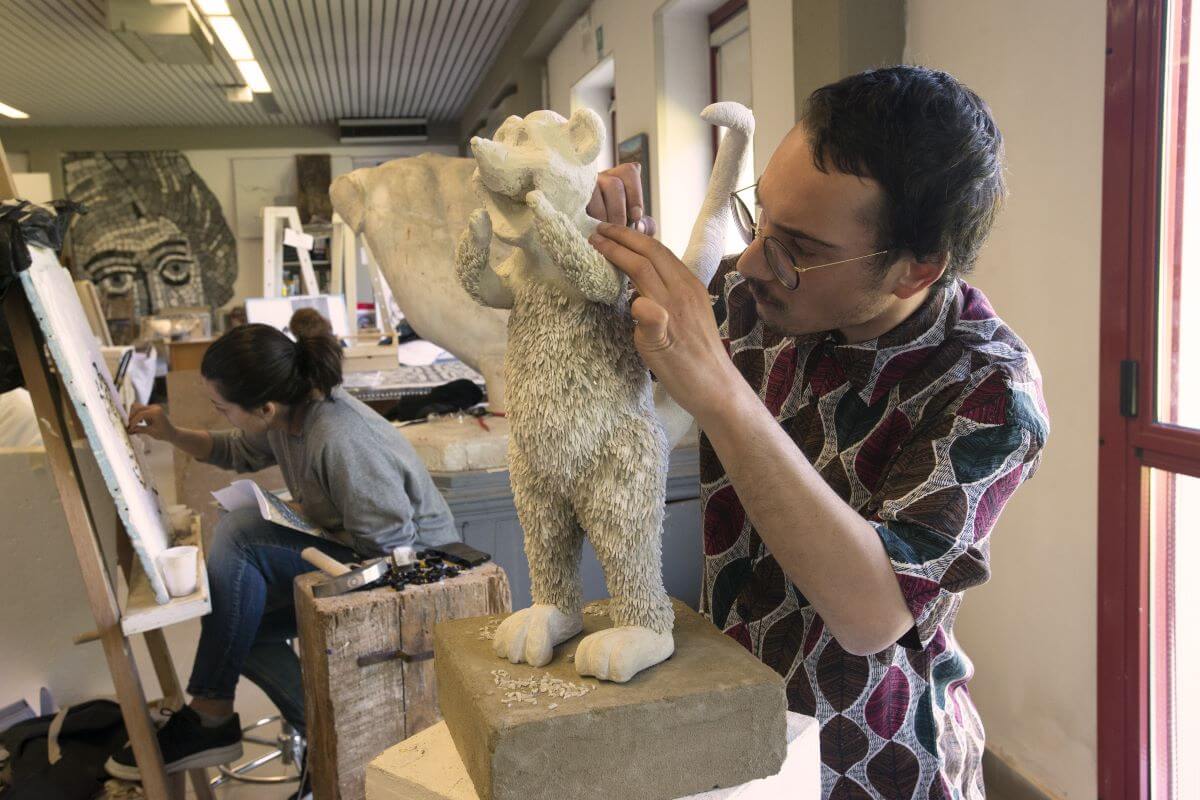 Foto di uno studente dell'Accademia che esegue una scultura a mosaico