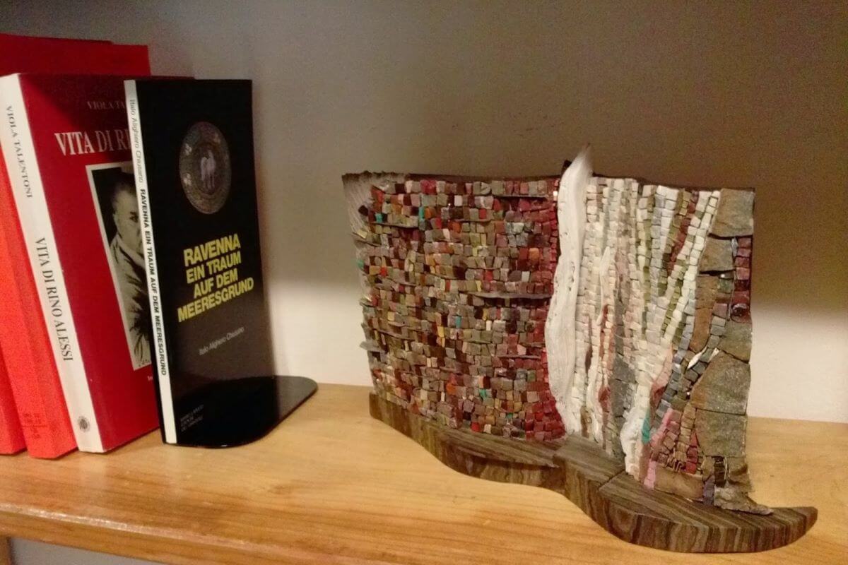 Foto di un mosaico accanto a dei libri